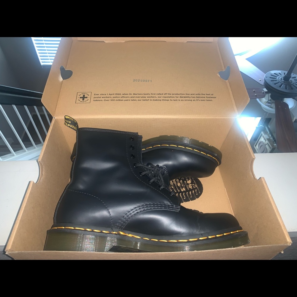 Worn only once women’s Dr.Martens! Good deal!